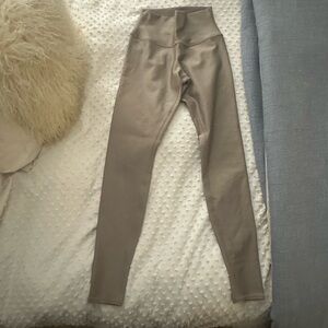 Alo airlift leggings in the color gravel